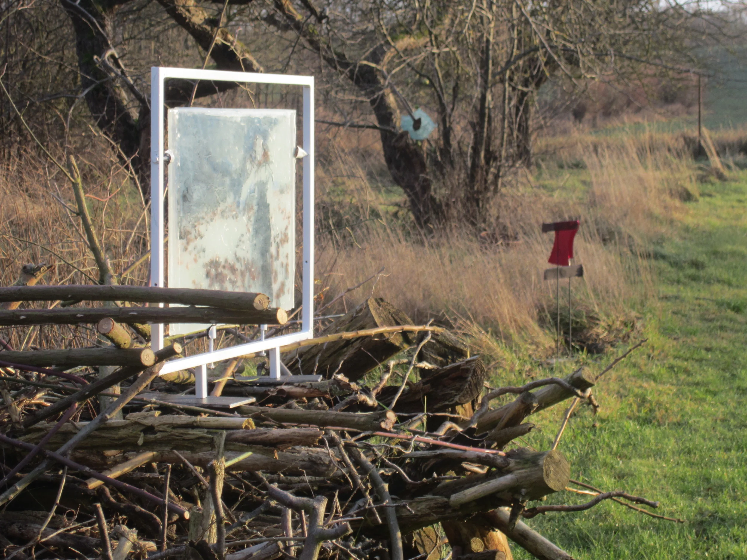  Anlässlich des 500. Reformationsjubiläums schuf der kanadische Künstler David Antonides eine Glasserie, die sich unter anderem mit Martin Luther als Übersetzer und Autor von Fabeln beschäftigt und die reformatorischen Ideen Luthers visualisiert.   D