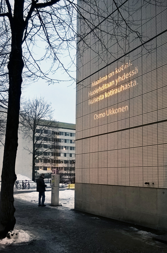 Osmo Ukkosen teos on osa Alueemme tarinat -teossarjaa, ja sijoittuu pääkirjaston julkisivuun. Vaihtuva valoteos koostuu eteläsavolaisten ammattikirjailijoiden laatimista lyhyistä teksteistä. Kotiseutuamme ja kodin merkitystä peilaavat ajatelmat heijastetaan goboheittimellä kaupunkitilaan kaikkien koettavaksi. Valoteoksen avulla tuodaan esiin alueen ammattikirjailijoita sekä lisätään ihmisten tietoisuutta Suomi 100 -juhlavuoden ohjelmasisällöistä ja teemoista Etelä-Savossa. Juhlavuoden valtakunnallinen teema on Yhdessä ja Etelä-Savon oma teema on Koti. Tekstit vaihtuvat kuukausittain ja ne ovat esillä vuoden 2017 loppuun asti. Kuva: Anu-Anette Varho