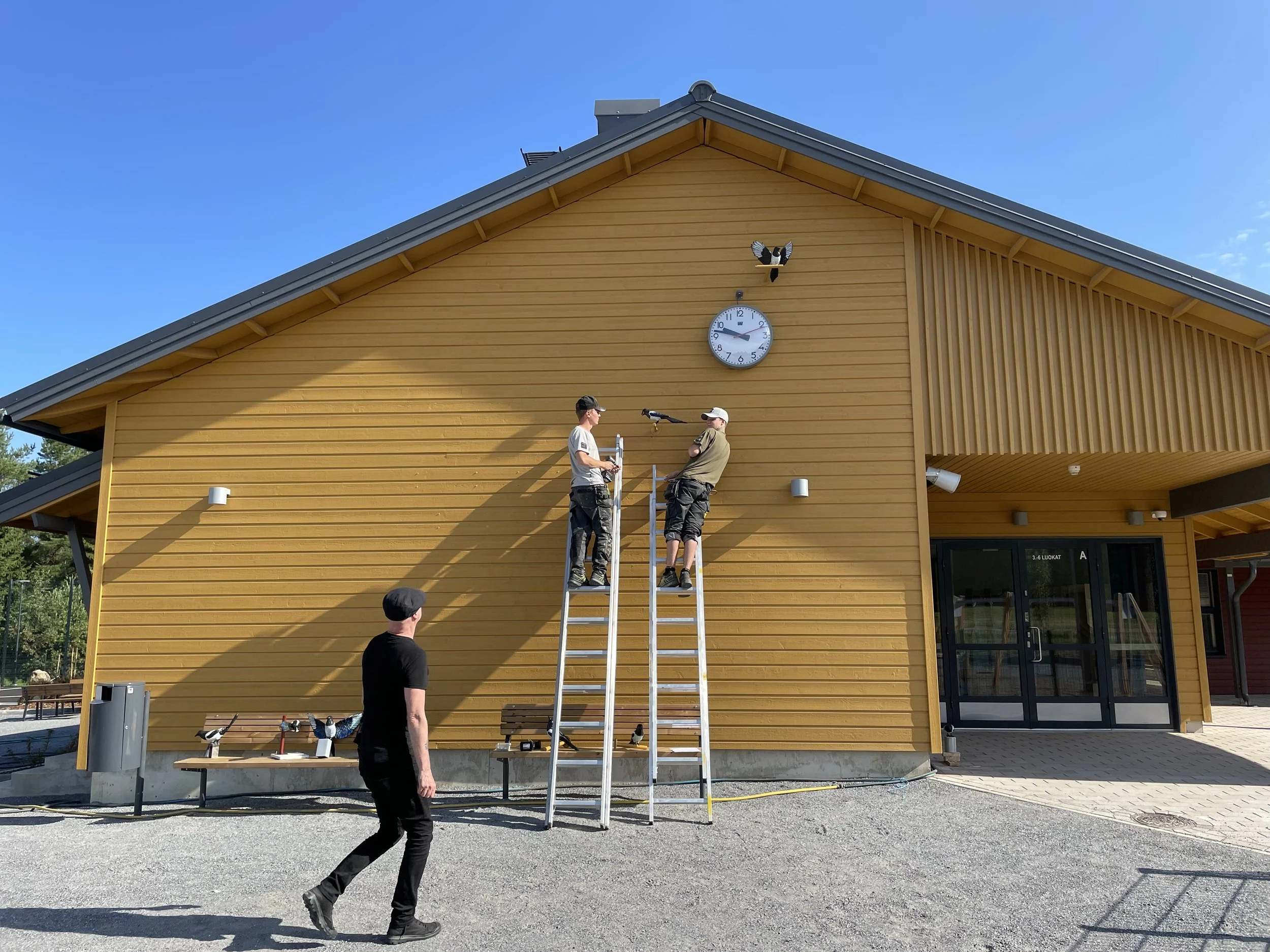 Pronssiteos kyläkouluun