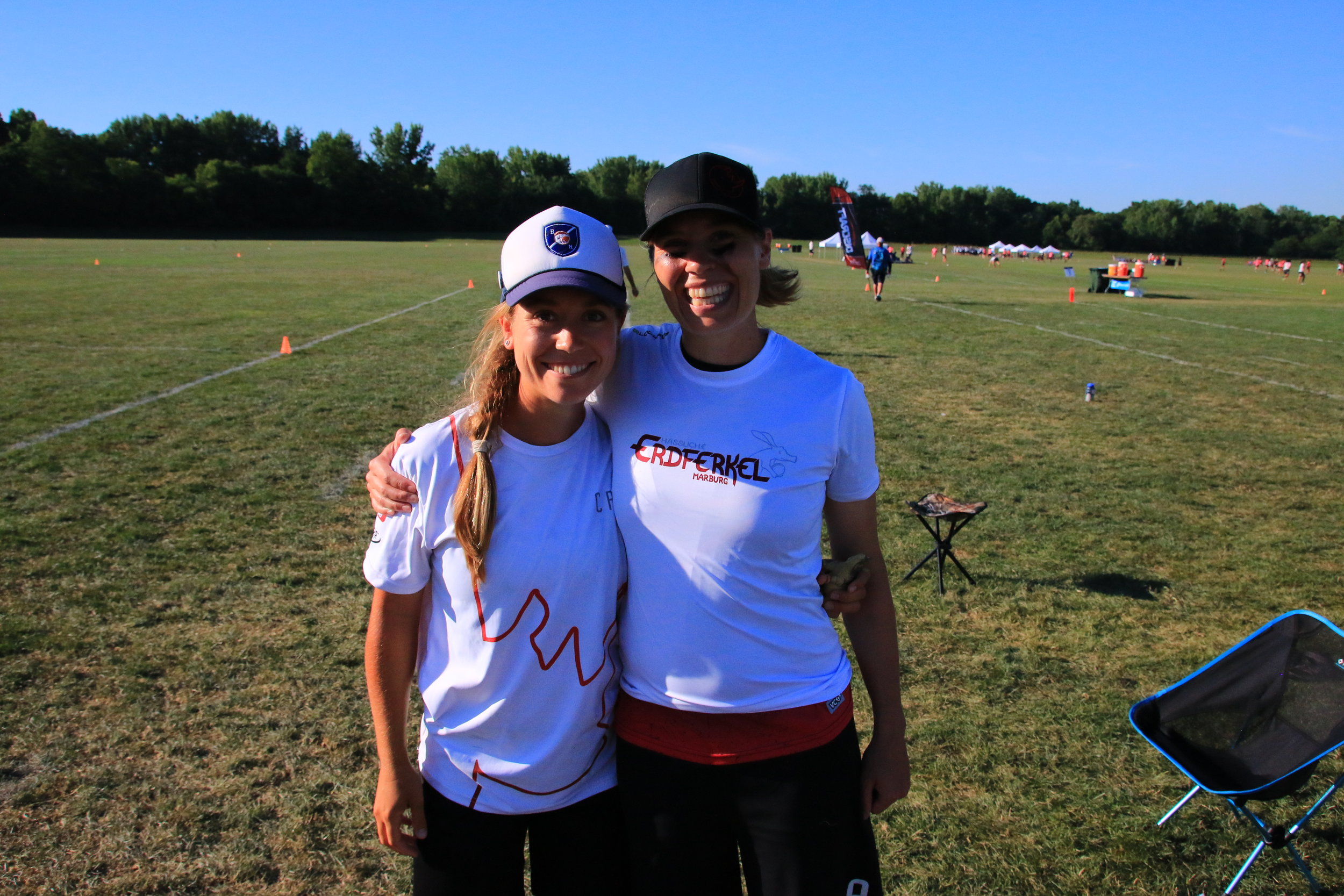 Julia from Marburg's "Hässlicher Erdferkel" and Serena after trading light jerseys.