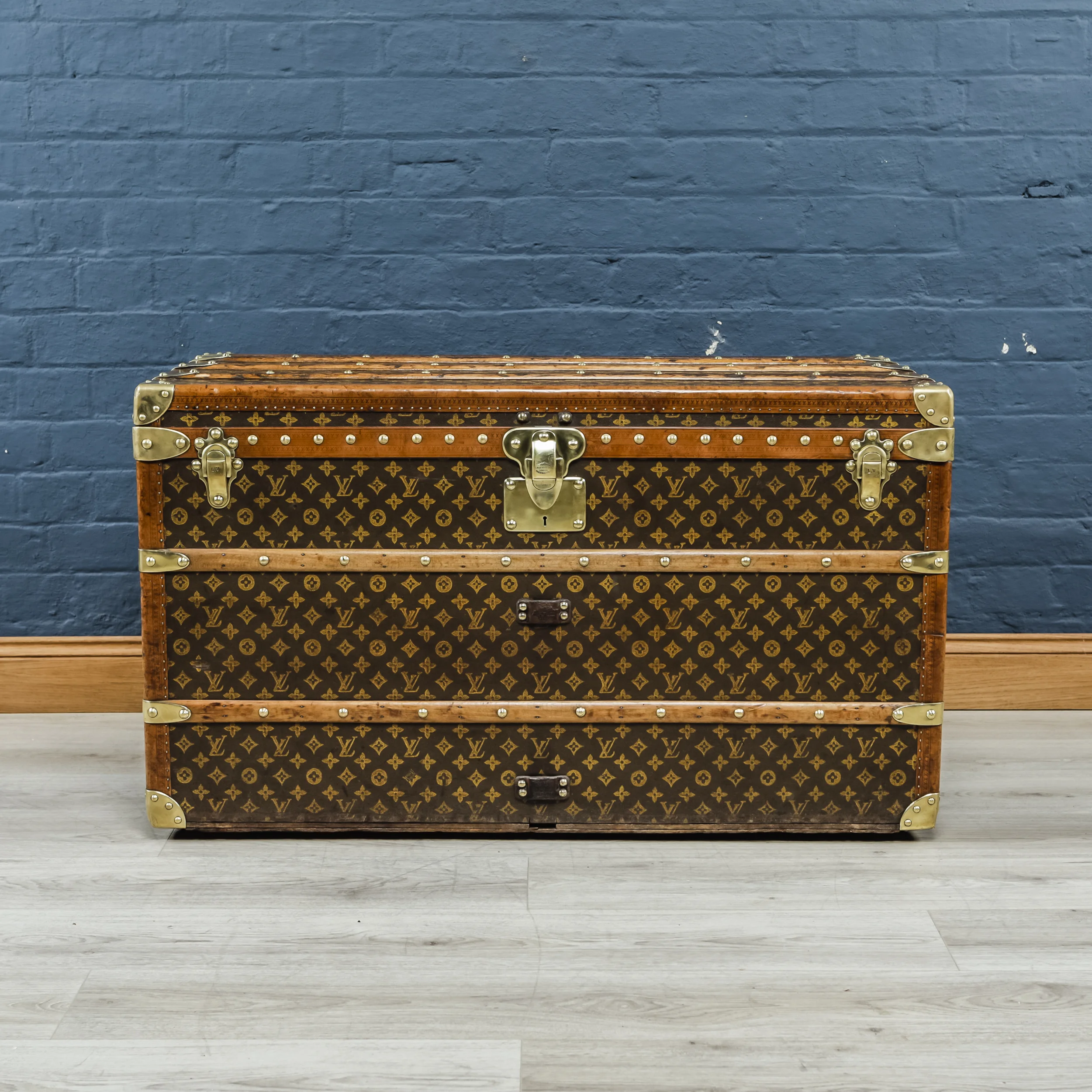 Gorgeous Louis Vuitton courier trunk in monogram canvas, early 20th century