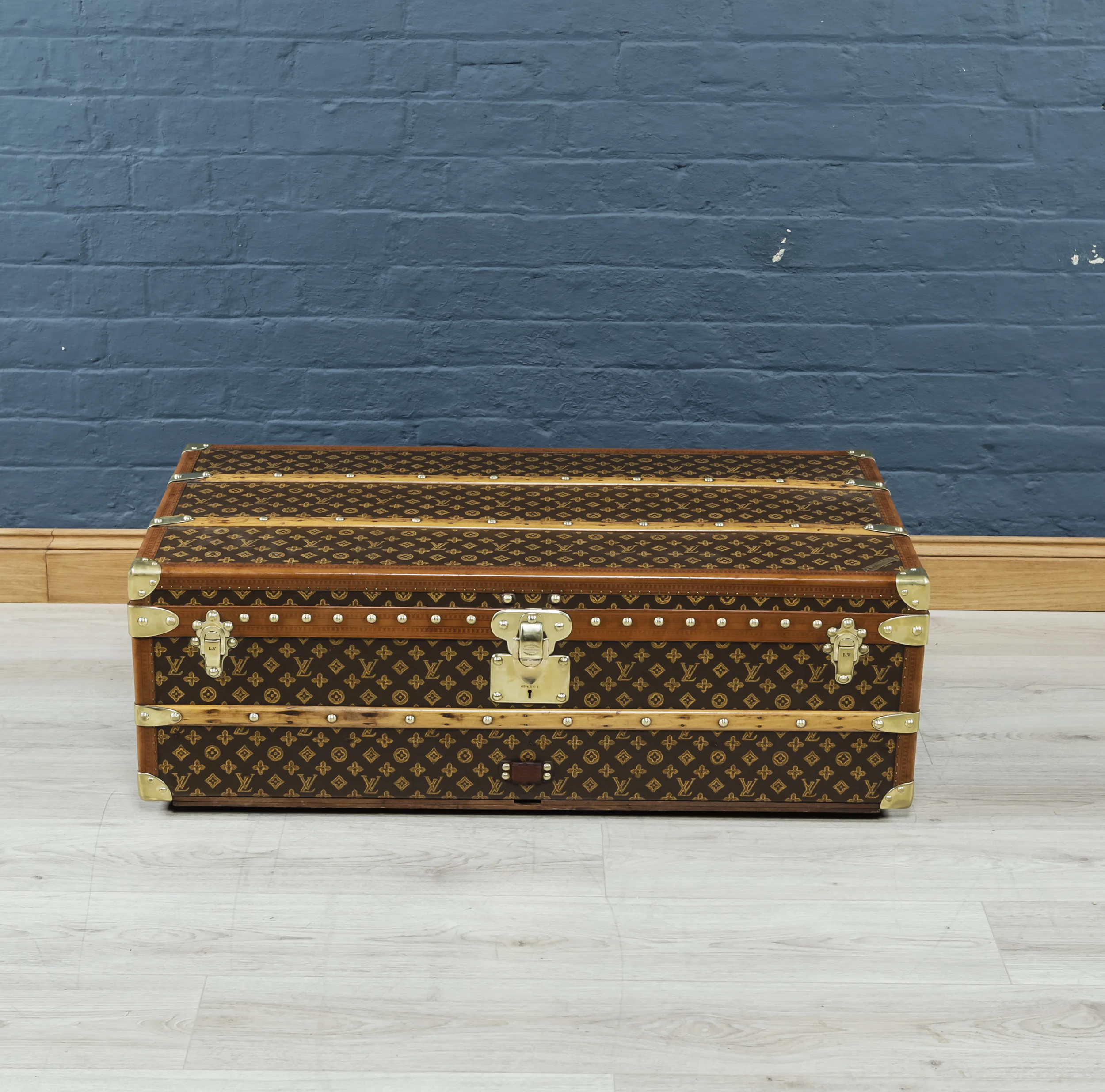 Beautiful Louis Vuitton cabin trunk in monogram canvas, circa 1940