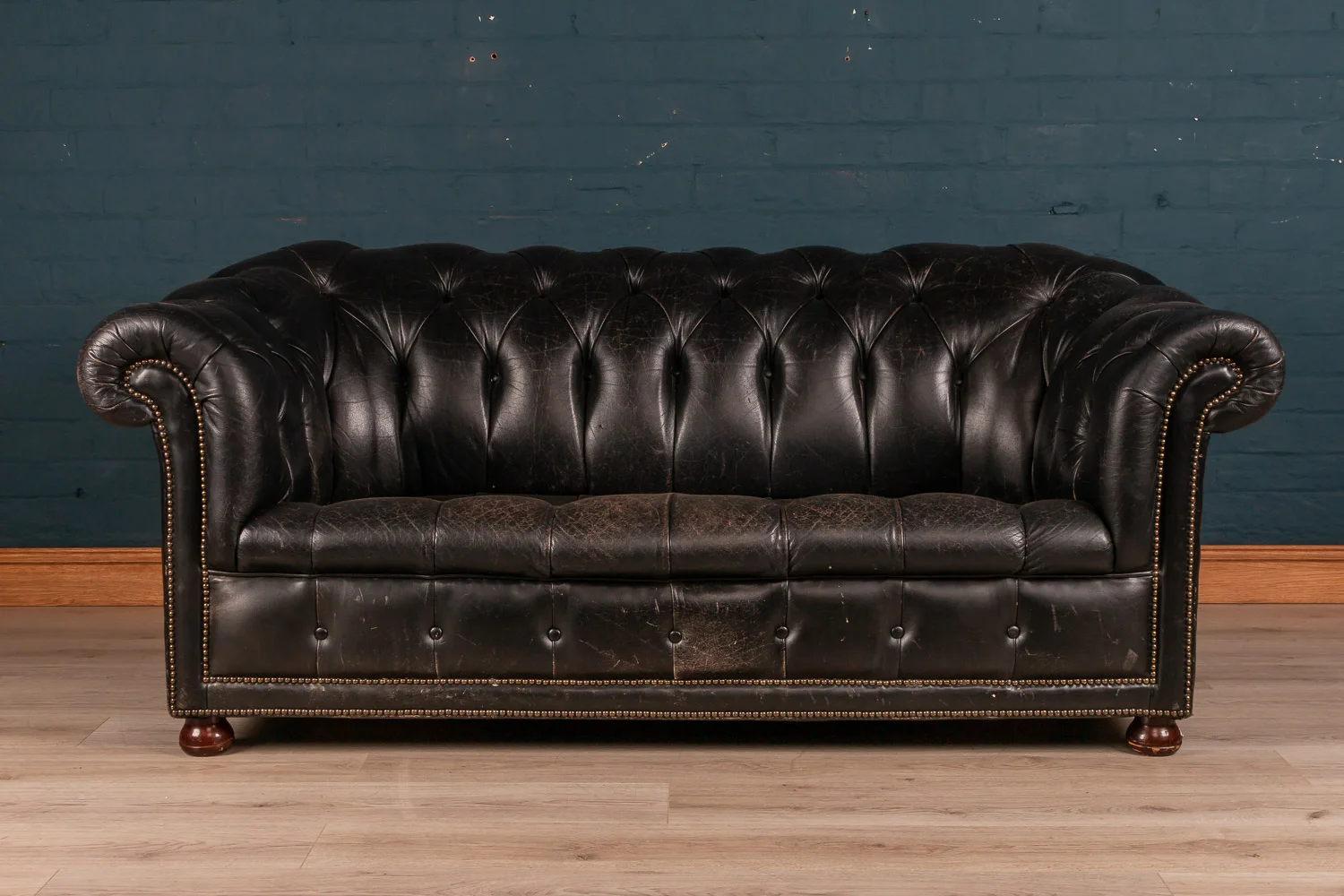 Black two seater leather Chesterfield sofa, late 20th century