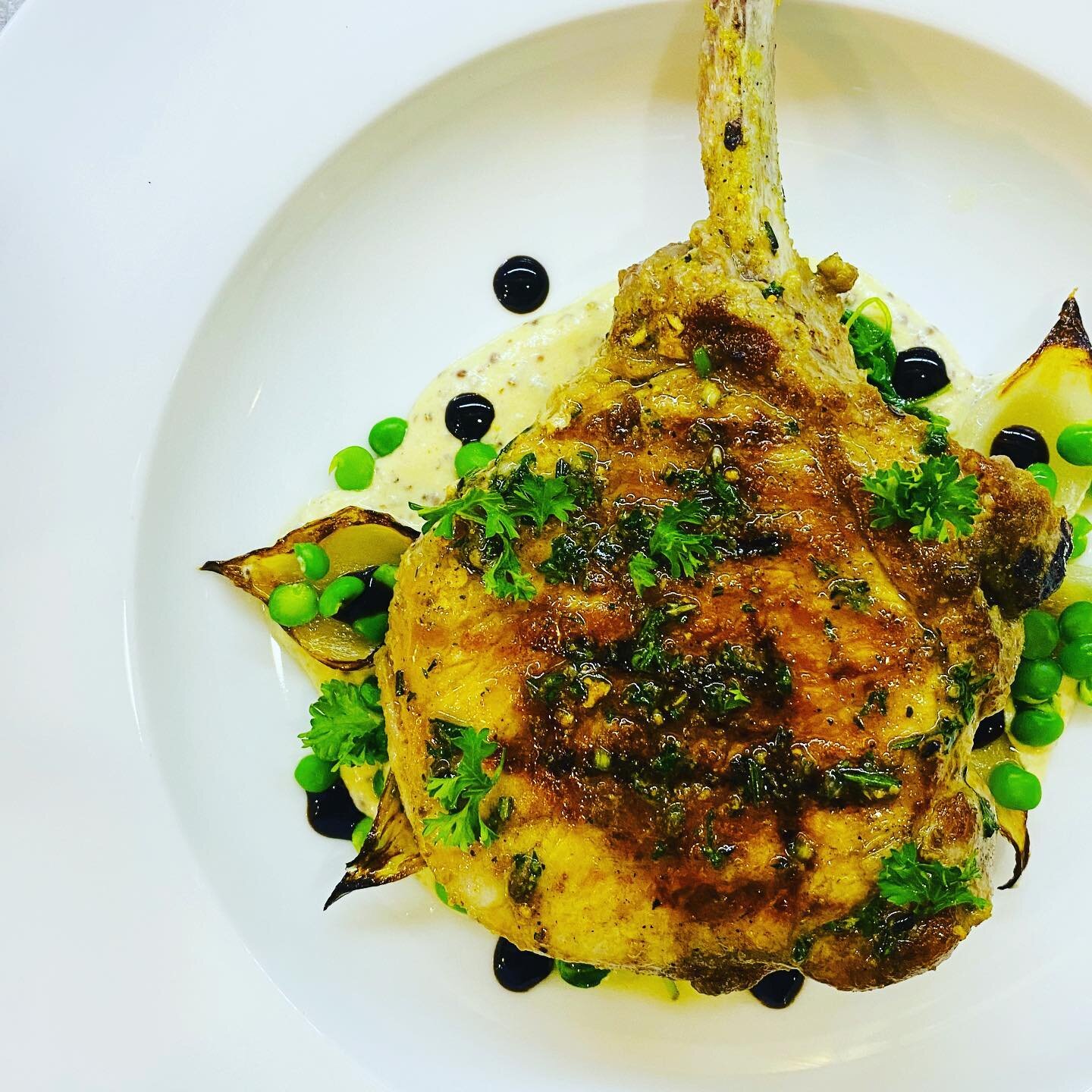 Grilled Pork Chop
Creamy Dijon, Spring Peas, Spinach, Charred Onion, Green Herbs
#porkchops