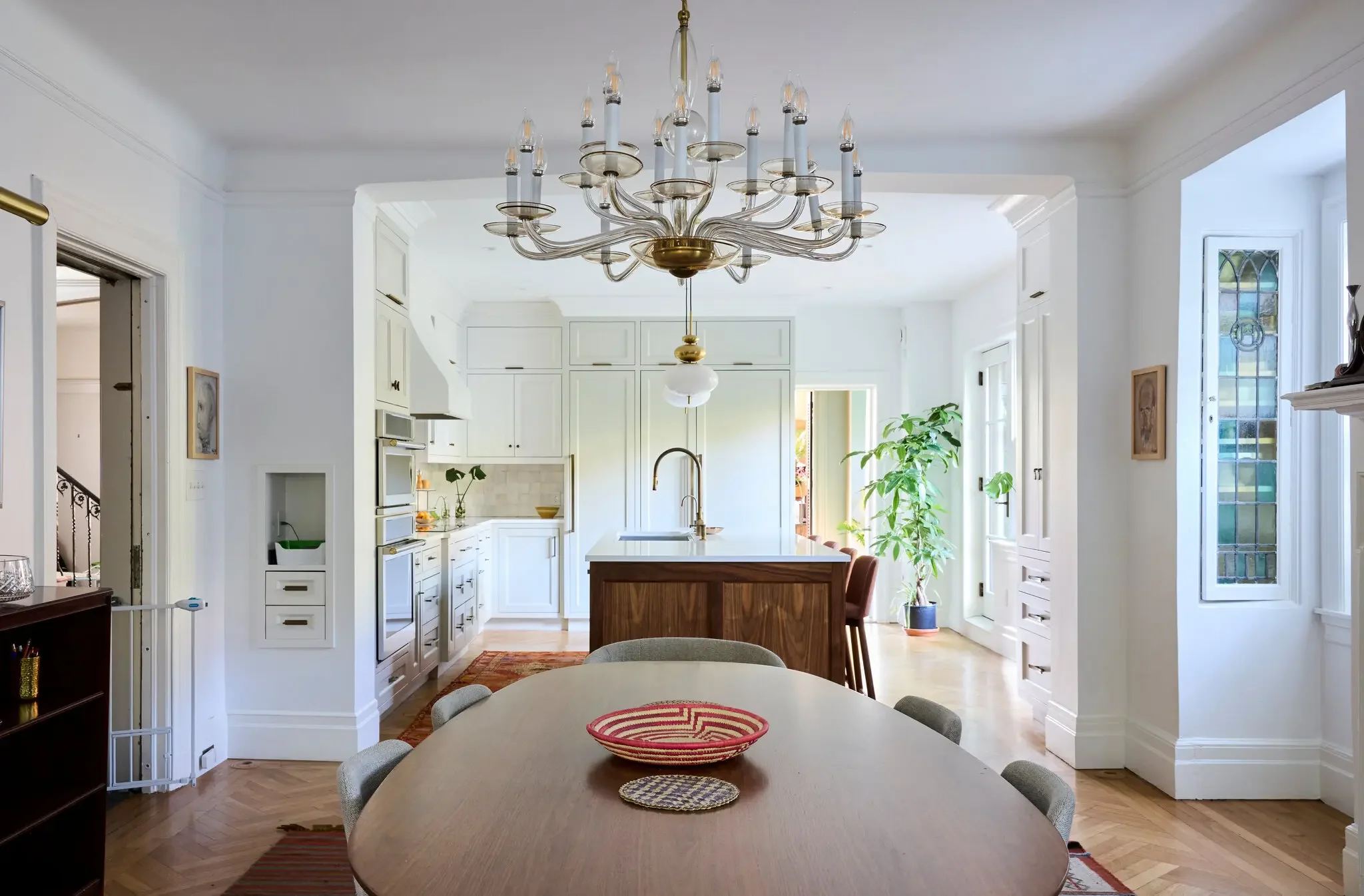 20re-location-kateorff-zmbj-superJumbo.webp
