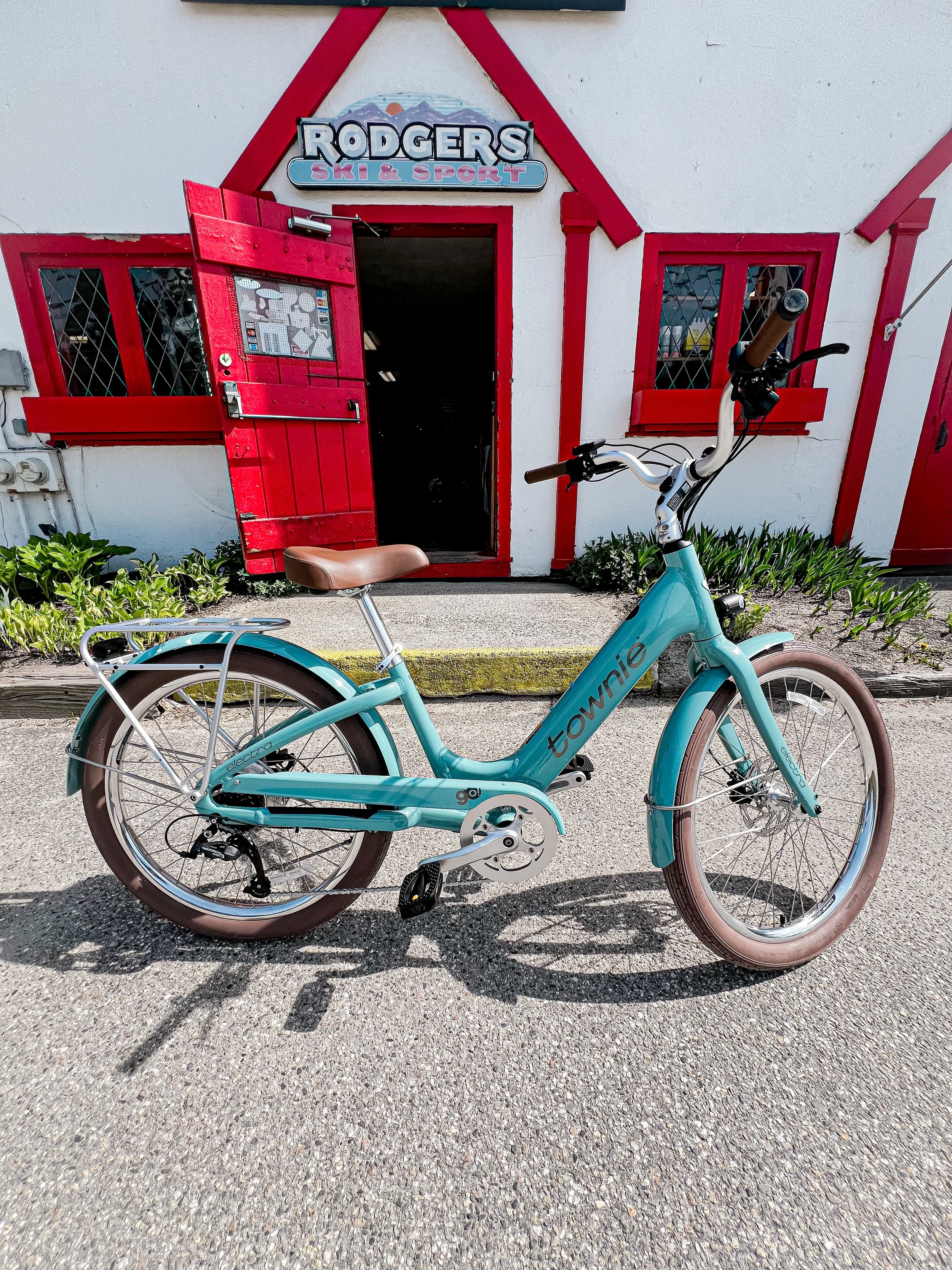 Fully loaded and ready to roll. ⚡️ Left no box unchecked on this Townie Go! setup&mdash;throttle, full light kit, integrated blinkers, and a cockpit ready for your phone.
Who wants to take it for a spin? 🙋&zwj;♂️
#EBikes #ElectraBikes #todgersskiand