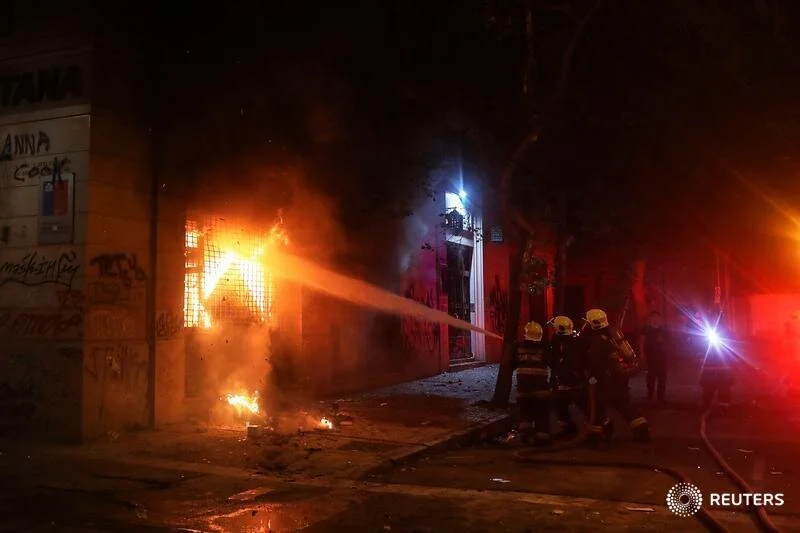 Firemen work to put out flames from a building during an anti-government protest in Santiago, Chile October 28, 2019. REUTERS/Pablo Sanhueza    