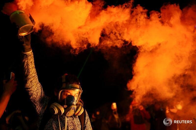  A demonstrator holds a can spewing coloured smoke during a protest against Chile's government in Santiago, Chile November 8, 2019. REUTERS/Pablo Sanhueza   