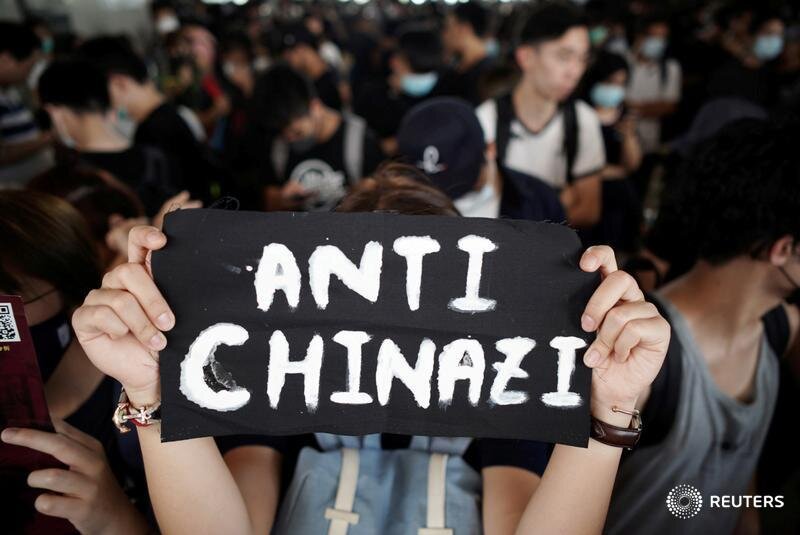  A woman holds up a message as she gathers with others at West Kowloon Law Courts Building to show their support for the 96 anti-government protesters who were arrested days ago in Hong Kong, China, October 2, 2019. REUTERS/Athit Perawongmetha  