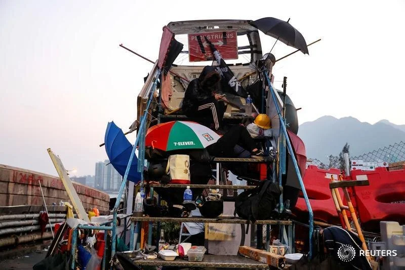  Anti-government protesters scout at a makeshift gate during a standoff with riot police at the Chinese University of Hong Kong, Hong Kong, China November 14, 2019. REUTERS/Tyrone Siu 