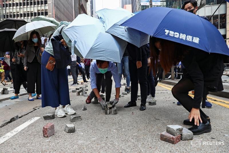  Anti-government demonstrators and office workers build a roadblock with bricks during a protest in Central, Hong Kong, China November 14, 2019. REUTERS/Athit Perawongmetha 