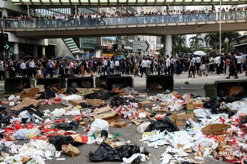  Garbage are seen laid across a road by anti-government demonstrators as a barricade against the police during a protest in Central, Hong Kong, China November 14, 2019. REUTERS/Athit Perawongmetha  