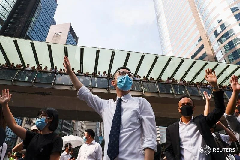  Anti-government demonstrators gather to protest as office workers look from an elevated walkway in Central, Hong Kong, China November 14, 2019. REUTERS/Athit Perawongmetha  