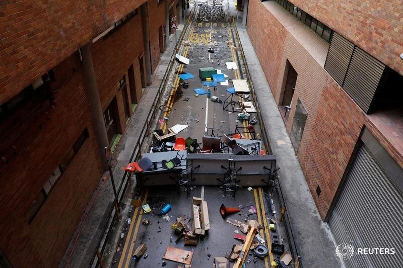  Objects left by anti-government demonstrators block a road during protests at the Polytechnic University in Hong Kong, China, November 16, 2019. REUTERS/Adnan Abidi 