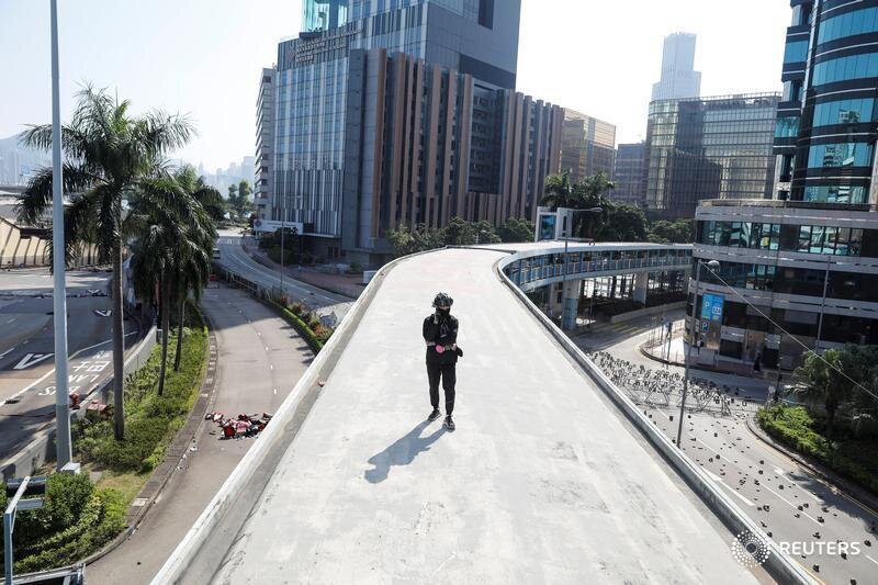  An anti-government protester walks on top of an elevated walkway outside the Polytechnic University in Hong Kong, China, November 16, 2019. REUTERS/Adnan Abidi 