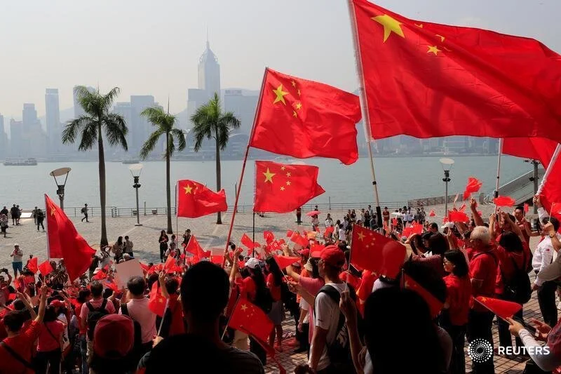  Pro-China supporters hold up Chinese national flags facing Victoria Harbour during a rally in Hong Kong, China, September 29, 2019. REUTERS/Jorge Silva 