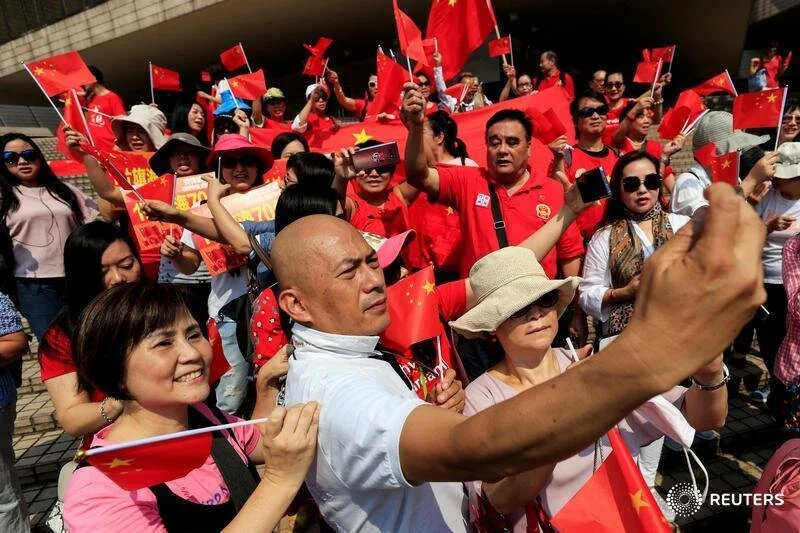  Hong Kong police officer Lau Chak-kei poses for a selfie alongside pro-China supporters during a rally at the Hong Kong Cultural Centre in Hong Kong, China, September 29, 2019. REUTERS/Jorge Silva 
