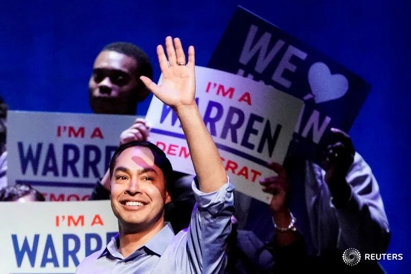  Former Democratic U.S. presidential candidate Julian Castro waves at a campaign event held by Democratic U.S. presidential candidate and Senator Elizabeth Warren at Brooklyn's Kings Theatre in New York, January 7, 2020. REUTERS/Carlo Allegri  