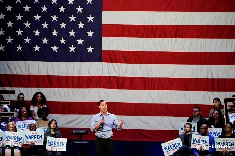  Former Democratic U.S. presidential candidate Julian Castro speaks at a campaign event held by Democratic U.S. presidential candidate and Senator Elizabeth Warren at Brooklyn's Kings Theatre in New York, January 7, 2020. REUTERS/Carlo Allegri  