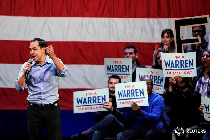  Former Democratic U.S. presidential candidate Julian Castro speaks at a campaign event held by Democratic U.S. presidential candidate and Senator Elizabeth Warren at Brooklyn's Kings Theatre in New York, January 7, 2020. REUTERS/Carlo Allegri  