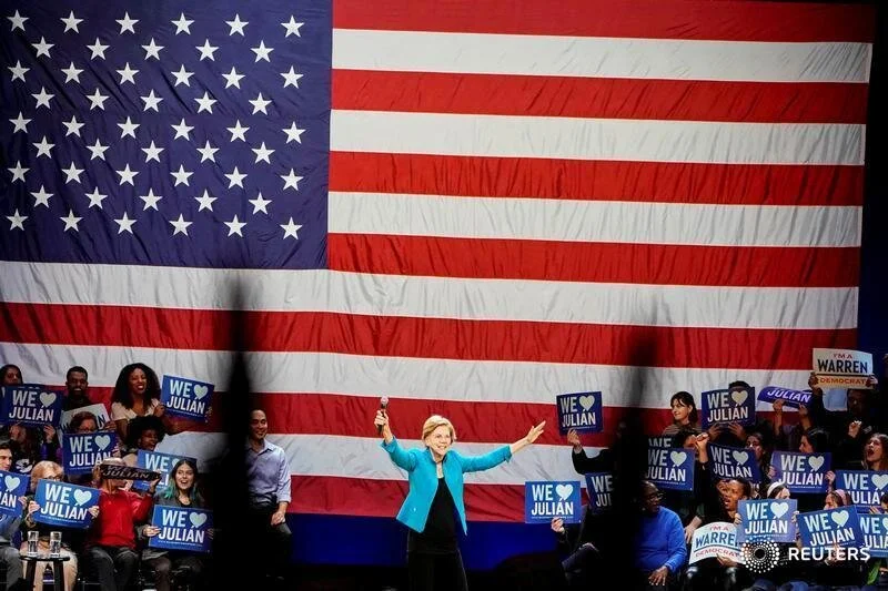  Democratic U.S. presidential candidate and Senator Elizabeth Warren acknowledges the audience during a campaign event at Brooklyn's Kings Theatre in New York, January 7, 2020. REUTERS/Carlo Allegri  