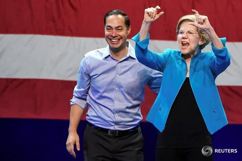  Democratic U.S. presidential candidate and Senator Elizabeth Warren gestures next to former Democratic U.S. presidential candidate Julian Castro during her campaign event at Brooklyn's Kings Theatre in New York, January 7, 2020. REUTERS/Carlo Allegr