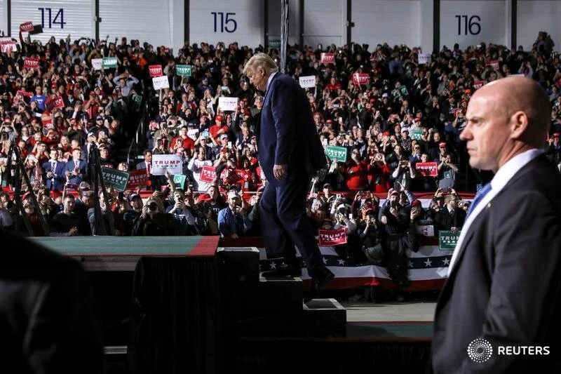  U.S. President Donald Trump walks up the stage to speak to supporters during a campaign rally in Battle Creek, Michigan, U.S., December 18, 2019. REUTERS/Leah Millis 