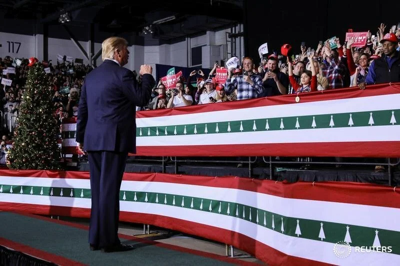  U.S. President Donald Trump interacts with supporters at a campaign rally in Battle Creek, Michigan, U.S., December 18, 2019. REUTERS/Leah Millis 