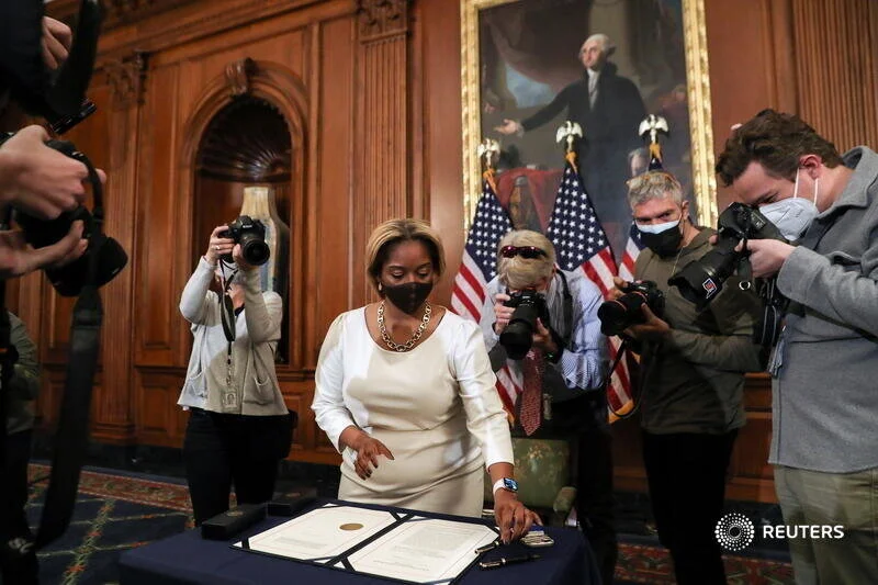  Latrice Powell lays down the article of impeachment against U.S. President Donald Trump, which U.S. House Speaker Nancy Pelosi (D-CA) will sign in an engrossment ceremony, along with the pens for the signing at the U.S. Capitol in Washington January