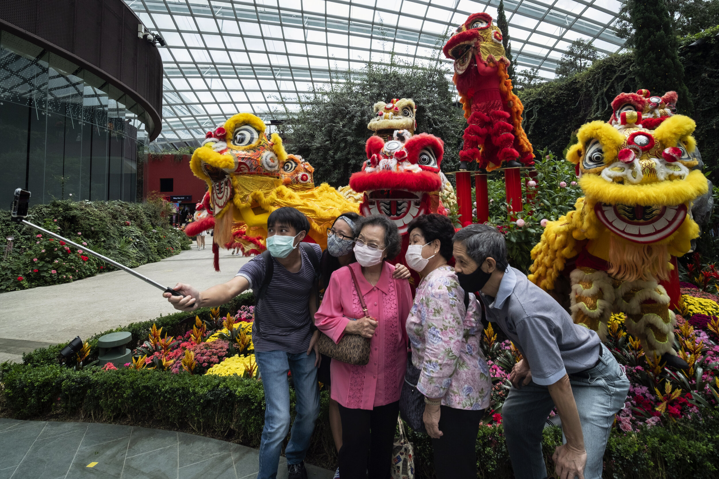  A family pose for a wefie while wearing their face masks during the annual Dahlia Dreams floral display ahead of the Chinese Lunar New Year of the Ox, otherwise known as the Spring Festival, at Singapore's Gardens by the Bay, January 31, 2021. REUTE