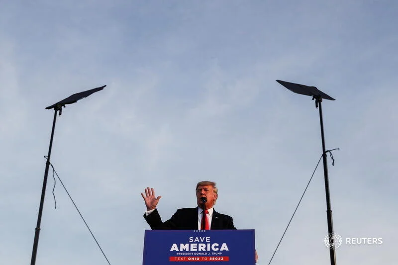  Former U.S. President Donald Trump gestures as he speaks during his first post-presidency campaign rally at the Lorain County Fairgrounds in Wellington, Ohio, U.S., June 26, 2021. REUTERS/Shannon Stapleton 