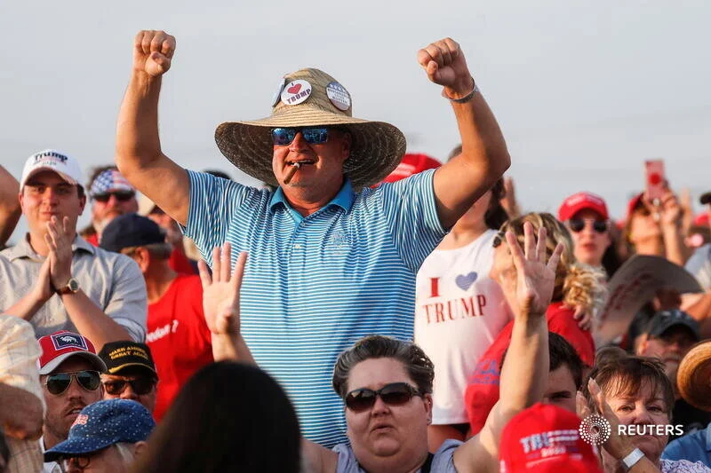  Supporters of former U.S. President Donald Trump react at his first post-presidency campaign rally at the Lorain County Fairgrounds in Wellington, Ohio, U.S., June 26, 2021. REUTERS/Shannon Stapleton 
