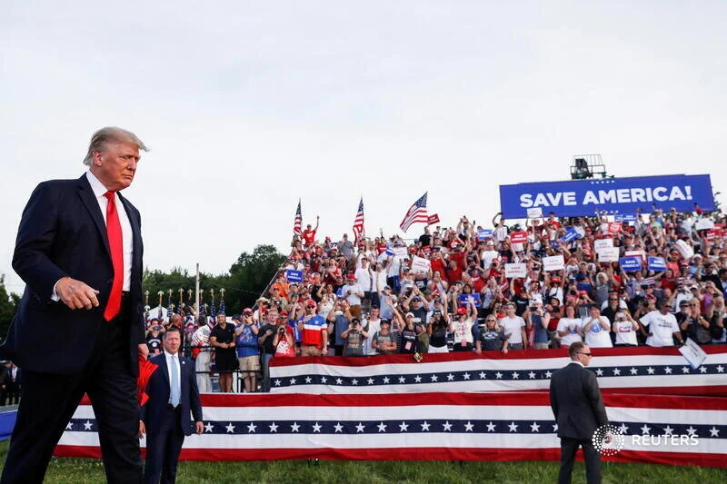  Former U.S. President Donald Trump walks during his first post-presidency campaign rally at the Lorain County Fairgrounds in Wellington, Ohio, U.S., June 26, 2021. REUTERS/Shannon Stapleton 