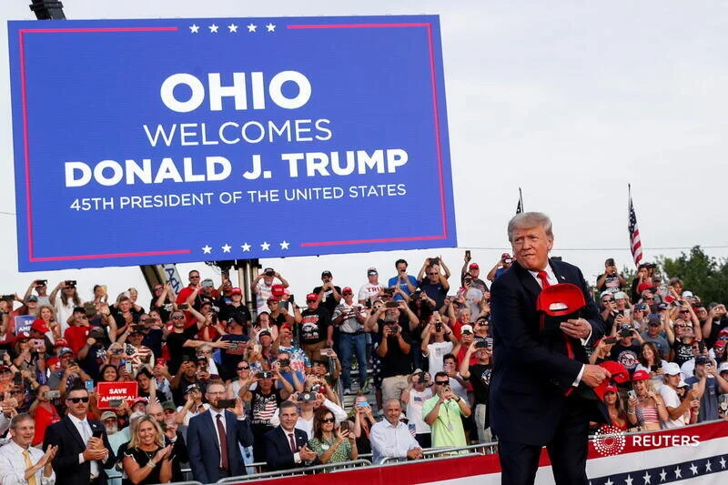  Former U.S. President Donald Trump tosses out hats during his first post-presidency campaign rally at the Lorain County Fairgrounds in Wellington, Ohio, U.S., June 26, 2021. REUTERS/Shannon Stapleton 
