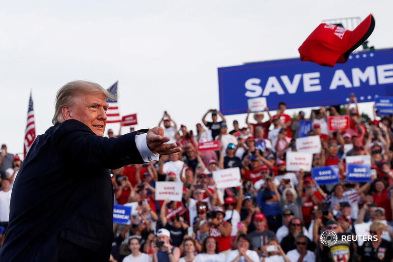  Former U.S. President Donald Trump tosses out a hat during his first post-presidency campaign rally at the Lorain County Fairgrounds in Wellington, Ohio, U.S., June 26, 2021. REUTERS/Shannon Stapleton     TPX IMAGES OF THE DAY 
