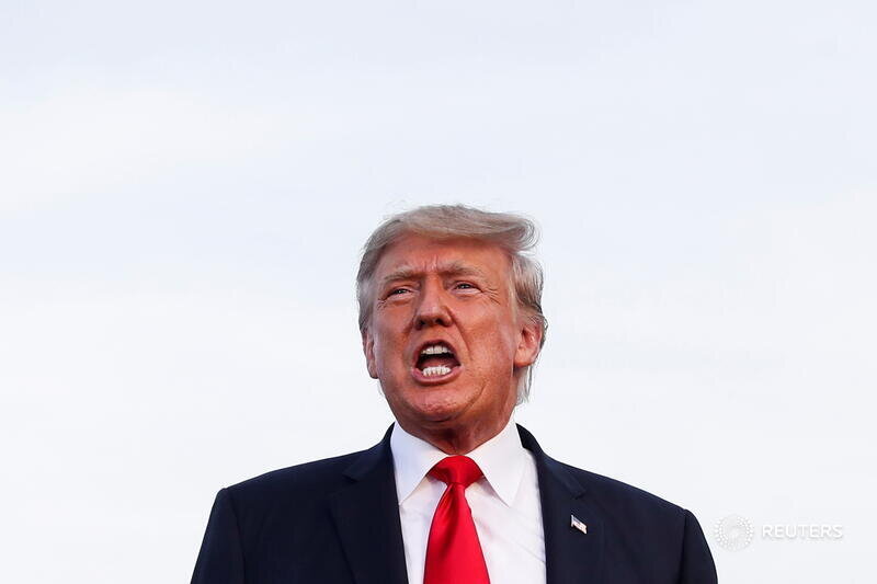  Former U.S. President Donald Trump reacts during his first post-presidency campaign rally at the Lorain County Fairgrounds in Wellington, Ohio, U.S., June 26, 2021. REUTERS/Shannon Stapleton 