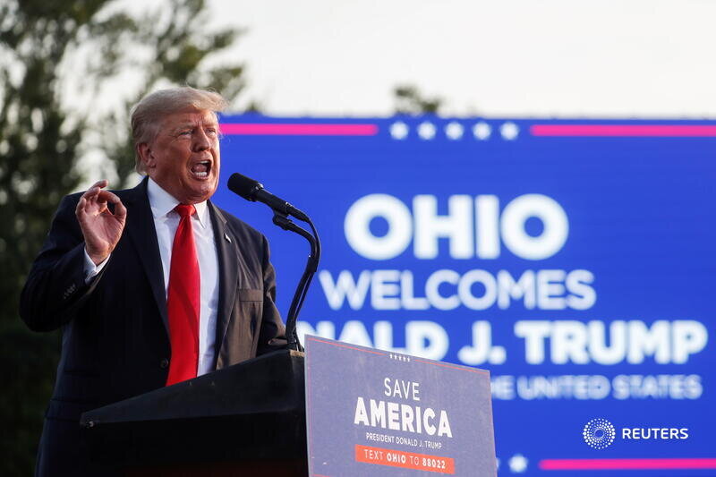  Former U.S. President Donald Trump gestures as he speaks during his first post-presidency campaign rally at the Lorain County Fairgrounds in Wellington, Ohio, U.S., June 26, 2021. REUTERS/Shannon Stapleton 