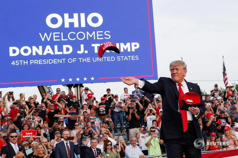  Former U.S. President Donald Trump toss out hats during his first post-presidency campaign rally at the Lorain County Fairgrounds in Wellington, Ohio, U.S., June 26, 2021. REUTERS/Shannon Stapleton 