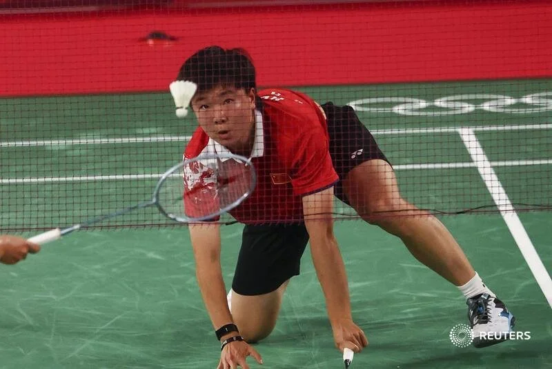  Tokyo 2020 Olympics - Badminton - Women's Singles - Quarterfinal - MFS - Musashino Forest Sport Plaza, Tokyo, Japan – July 30, 2021. He Bingjiao of China eyes the shuttlecock during the match against Nozomi Okuhara of Japan. REUTERS/Hamad I Mohammed