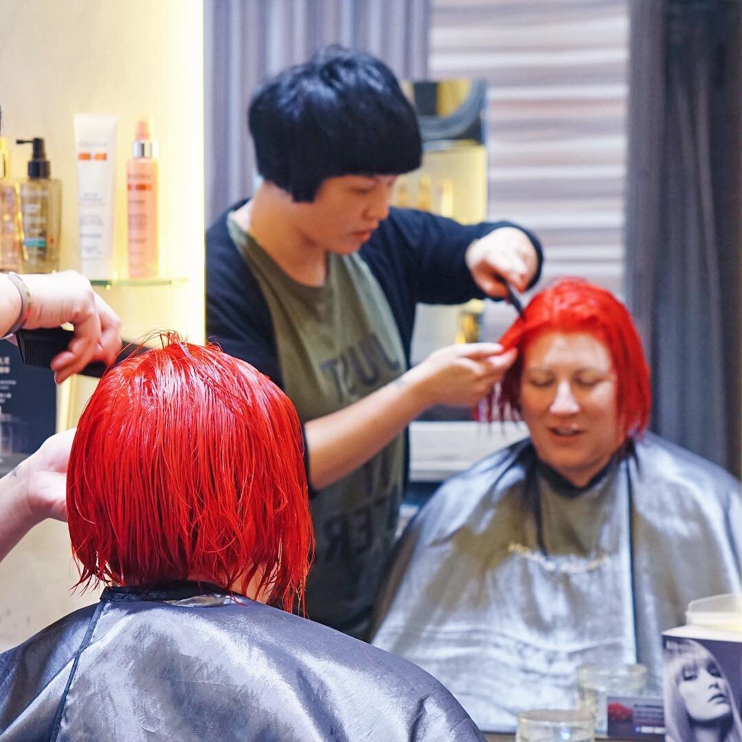 #AmourHairdo
好多時客人同我地反映想漂頭但擔心漂既同時會令頭髮受損同易斷，其實我地幫客人漂染頭髮（特別係鮮色/淺色）既同時會加入 Olaplex既treatment，令頭髮變得堅韌唔易斷。呢位客人染左隻艷紅 Sharp Red，亦都apply左Olaplex 。

Olaplex treatment is especially beneficial for transforming the texture of clients' coloured hair. Make your ha