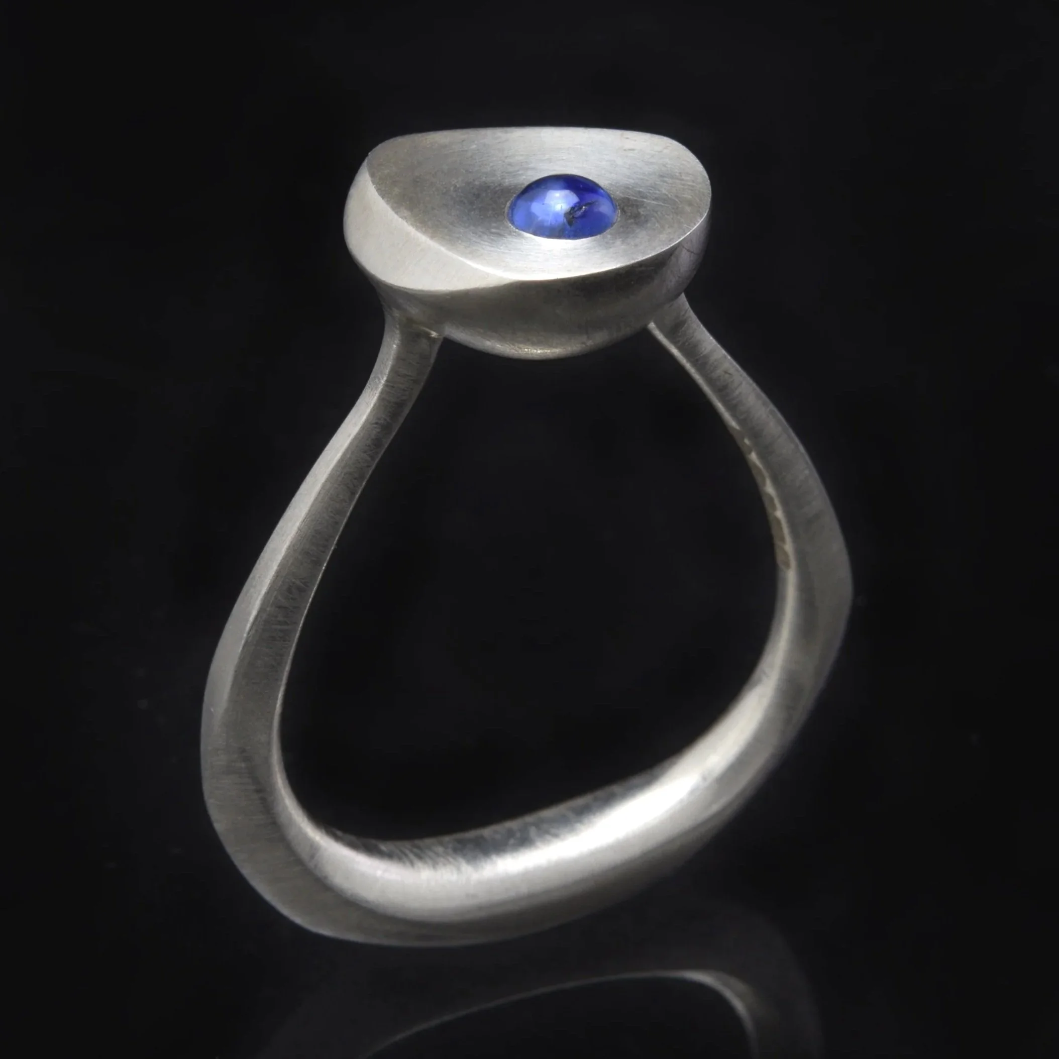 Blue-Sapphire-Cellule-Ring-Standing.jpg