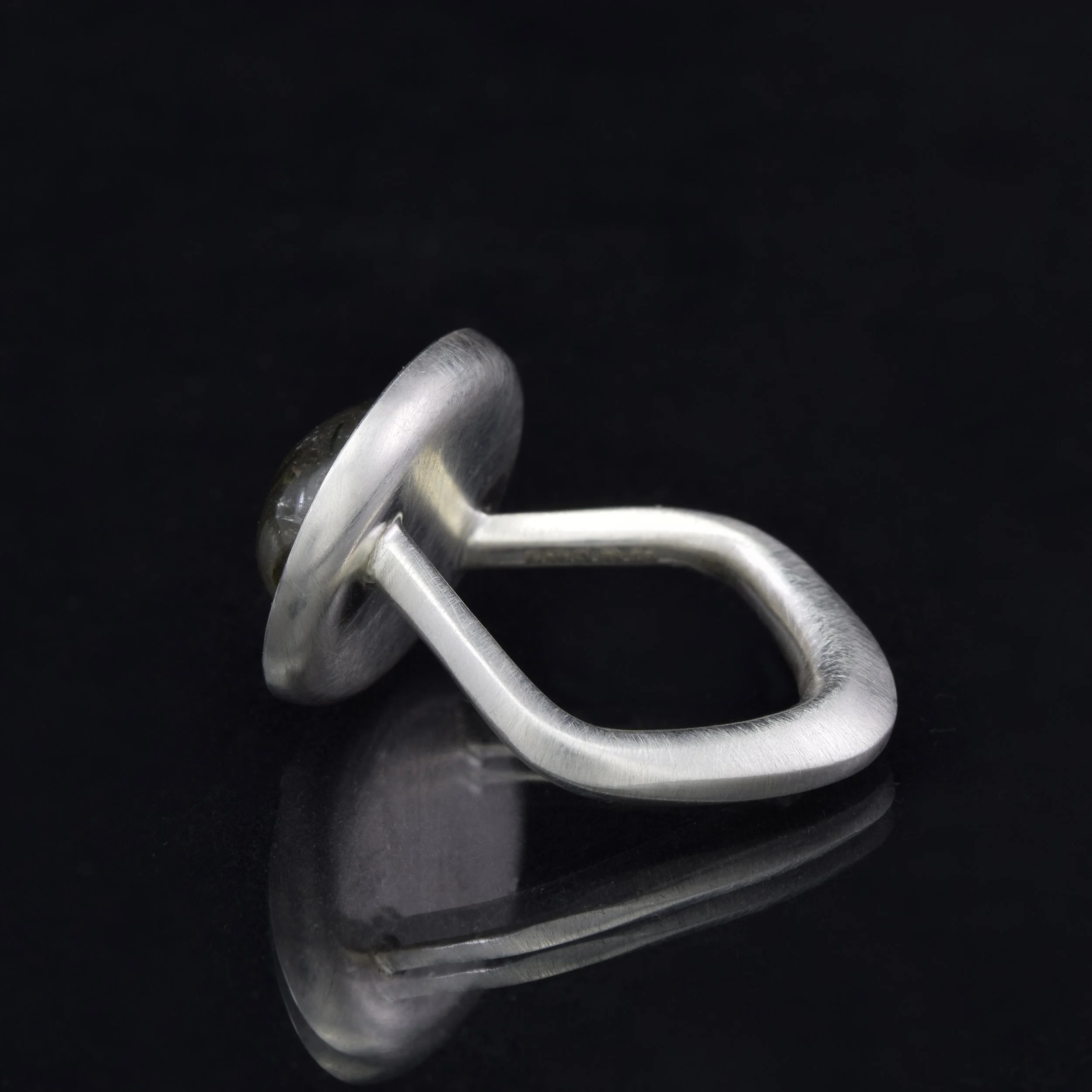 Turgor ring epidot in quartz back.jpg