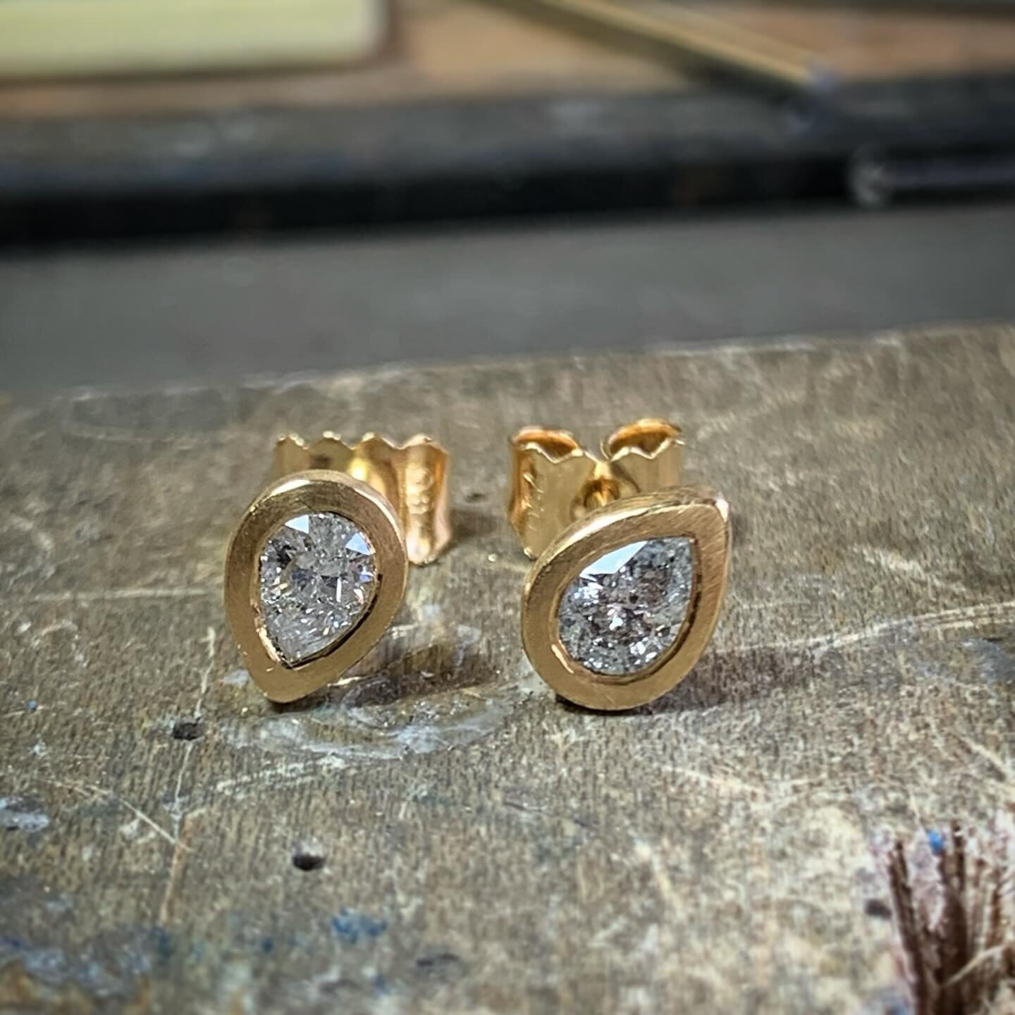 Some Friday ✨✨✨ for you, a couple of diamonds commissions as extra special presents. Wherever you wear them diamonds will light up your life ❤️
If you would like to commission something sparkly for yourself or a loved one DM me or contact me through 
