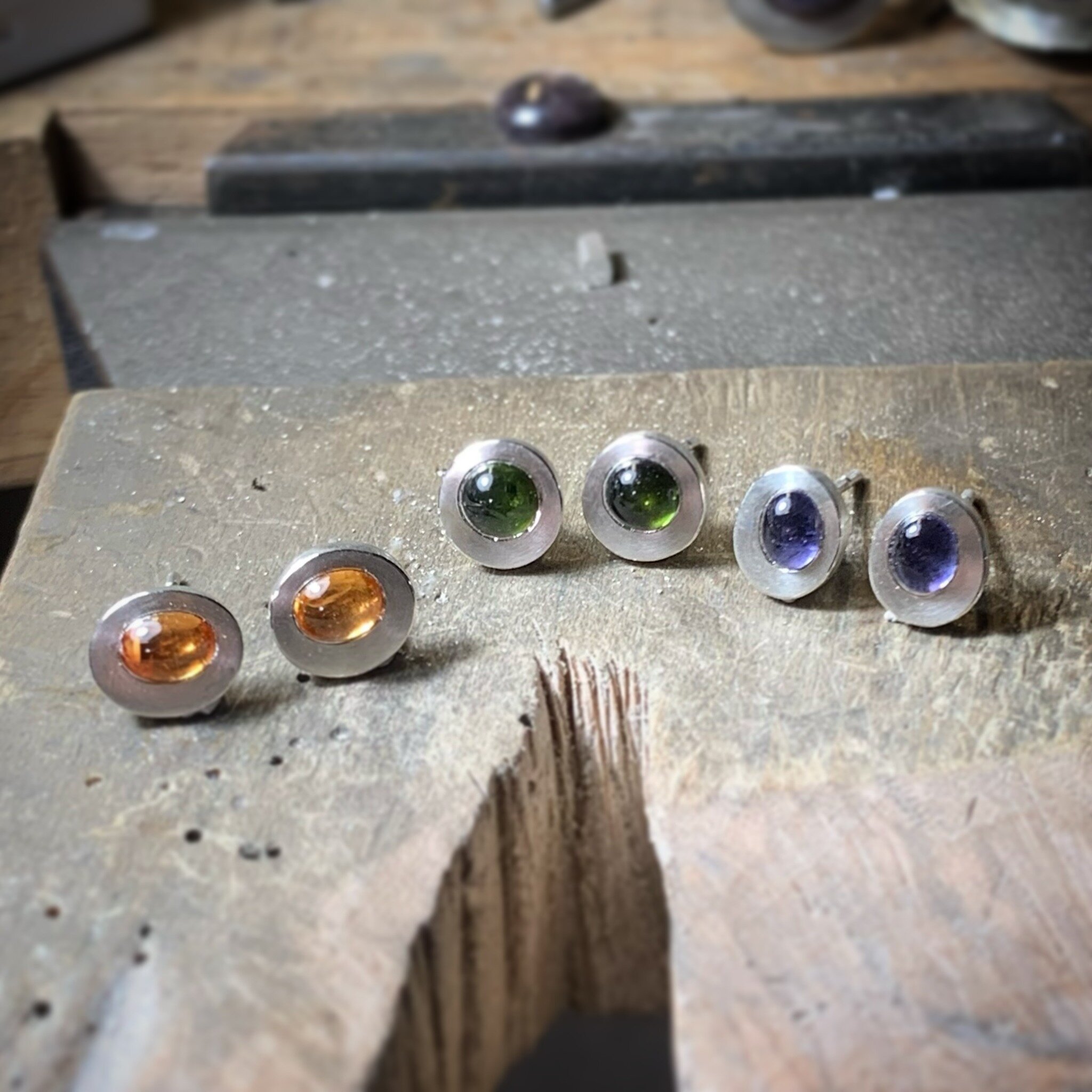 Little parade of sweet studs that will be heading out and looking for new homes very soon! Which colour would you choose? 🤔✨✨✨✨
.
.
.
.
.
.
.
#jewellery #studearrings #silverstuderrings #contemporaryjewellery #handmade #uk #emilythatcher #designerje