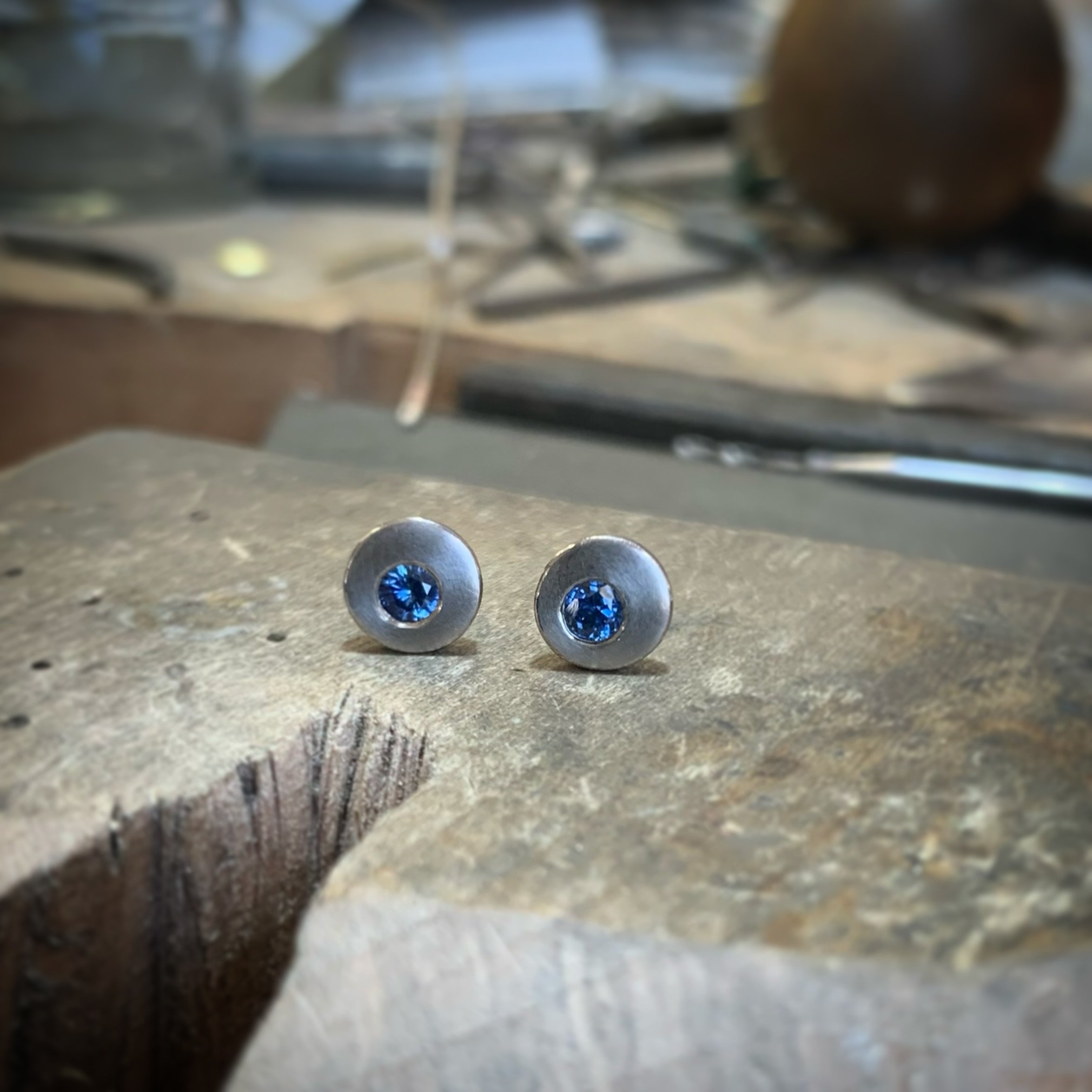 Sweet little palladium and sapphire studs all ready to Rock&rsquo;n&rsquo;Roll down to @craftinfocus at RHS Wisley this coming week 💥 2 - 6 May, be there or be ▫️
.
.
.
.
.
.
#amorajoyas #jewellery #jewelry #contemporaryjewellery #sapphirestudearrin