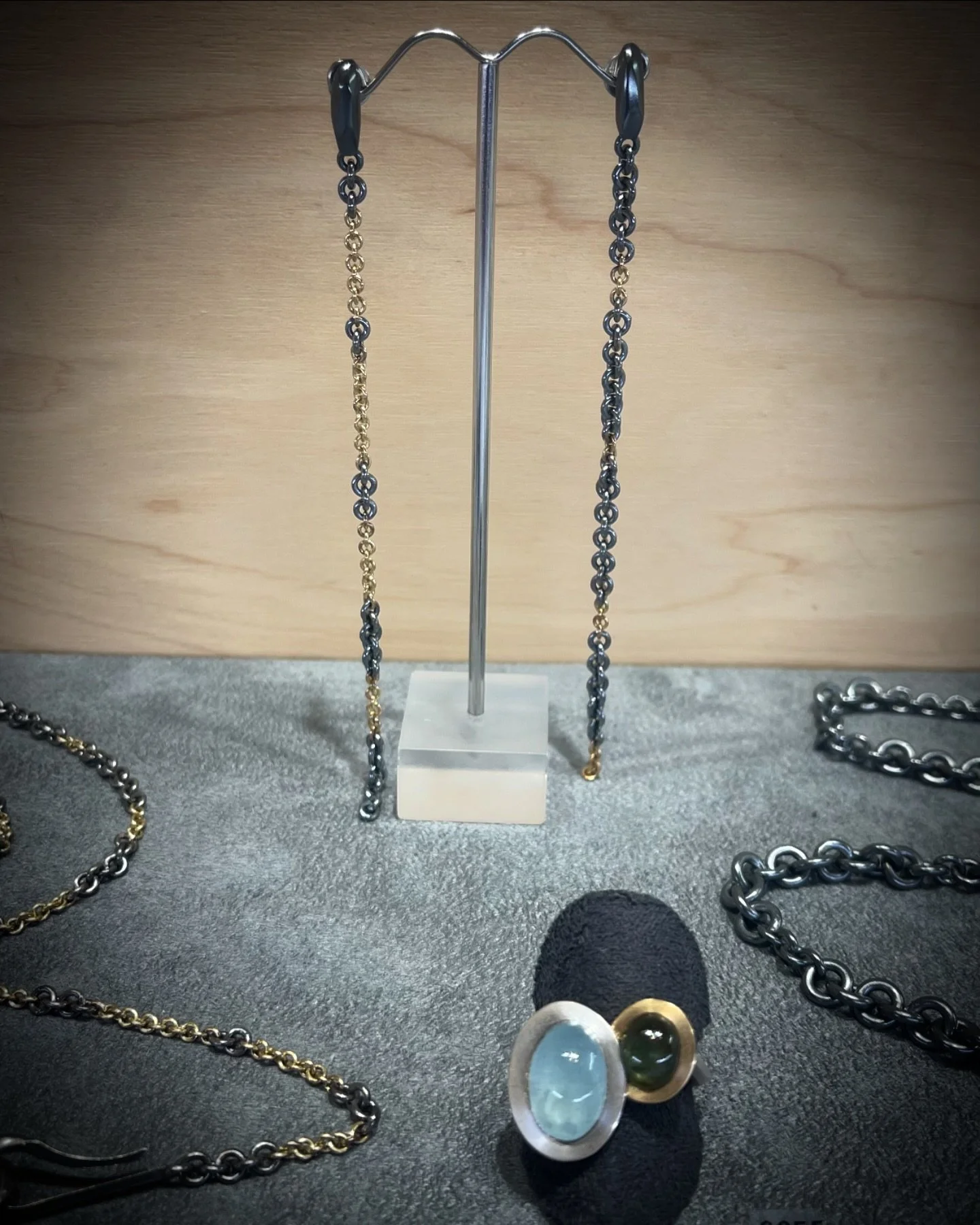 * NEW * Camur chain earrings ✨✨✨✨ What length would you dare to wear?!? You choose, I make, simple. ❤️ Available on my website soon ❤️
.
.
.
.
.
.

#handmadechain #showmeyourearrings #jewelery #jewelry #schmuck #designerjewellery @tuttonandyoung #mad