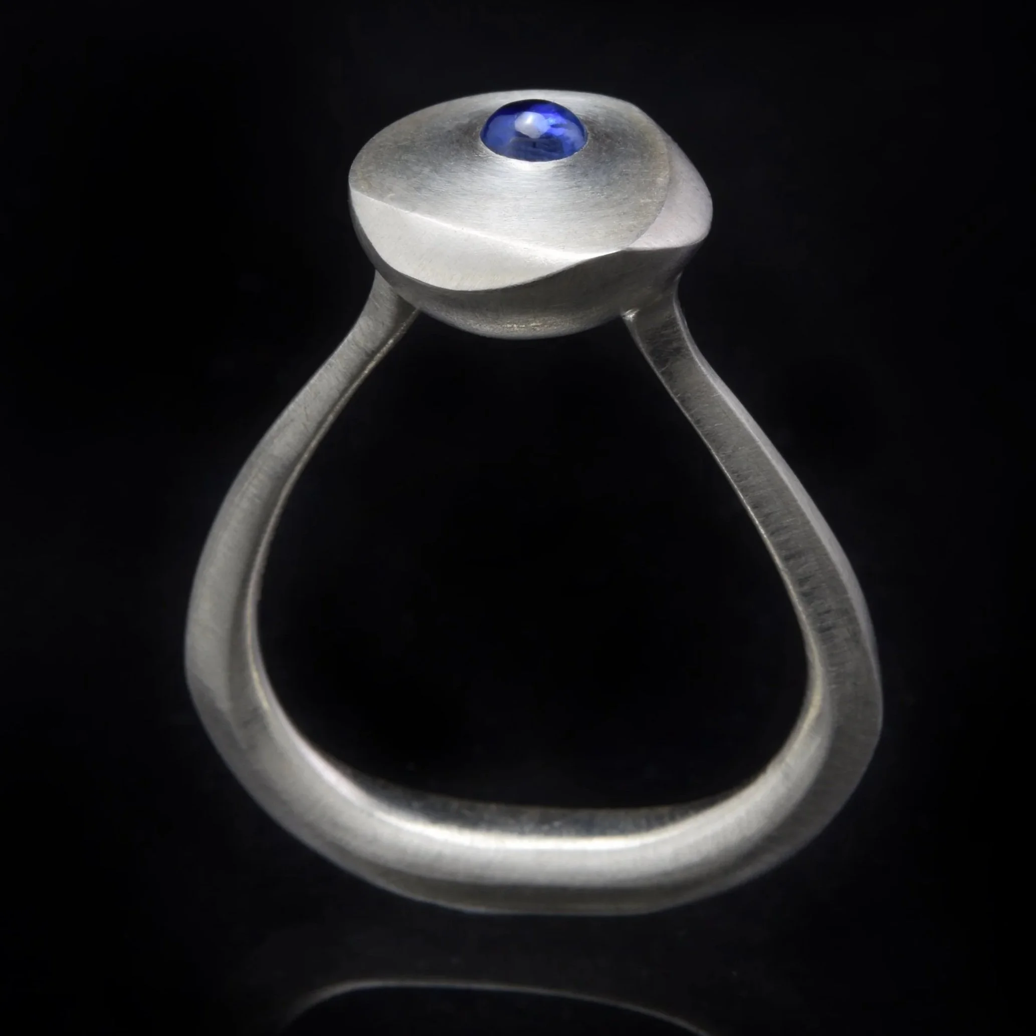 Blue-Sapphire-Cellule-Ring.jpg