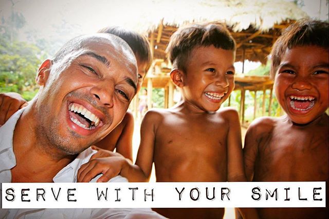 Your service can be as simple as sharing a smile.  Give it a try and see what unfolds ✨😉 #howiserve #happiness #positive #change #coaching #community #embera #tribe #panama #motivation #service #smile