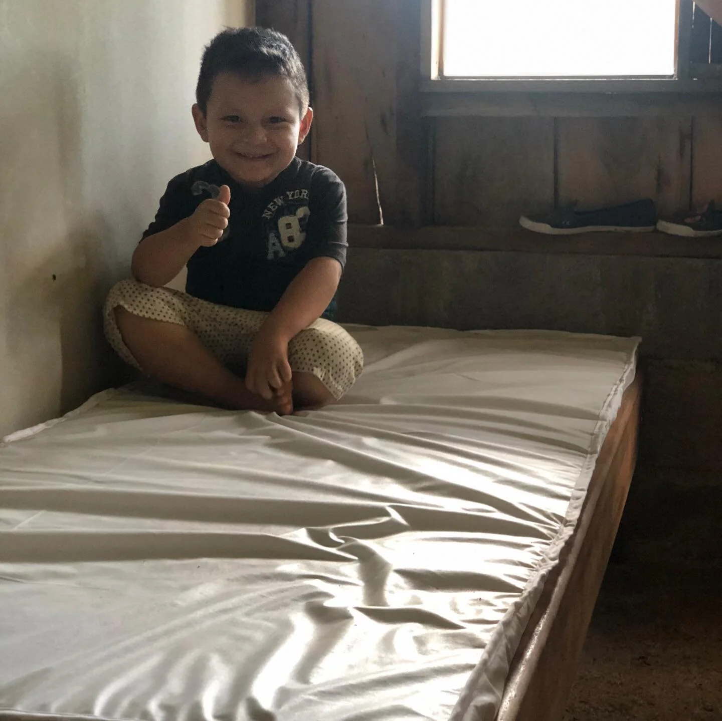 During our first contact with this family we found this 3 year old boy sleeping on a bare concrete floor!!!

Tonight this 3 year old child will enjoy his first night sleeping in a bed ever! ✨

We are deeply grateful to the volunteers (Jose and Joseph