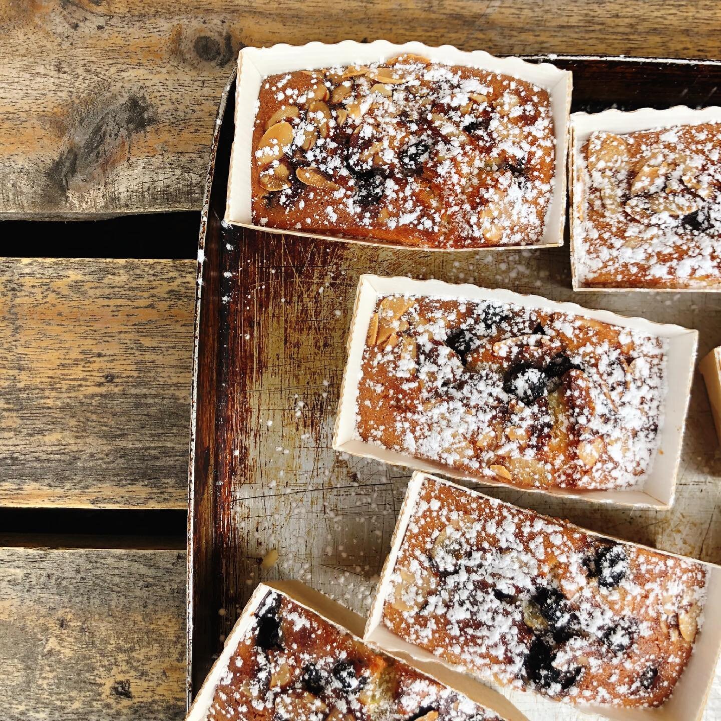 &mdash; LEMON &amp; BLUEBERRY FINANCIER &mdash;

A classic. The loveliest almond sponge with plenty of lemon zest &amp; blueberries. 

#patisserie #bakery #eastlondonbaker #sourdoughbakery